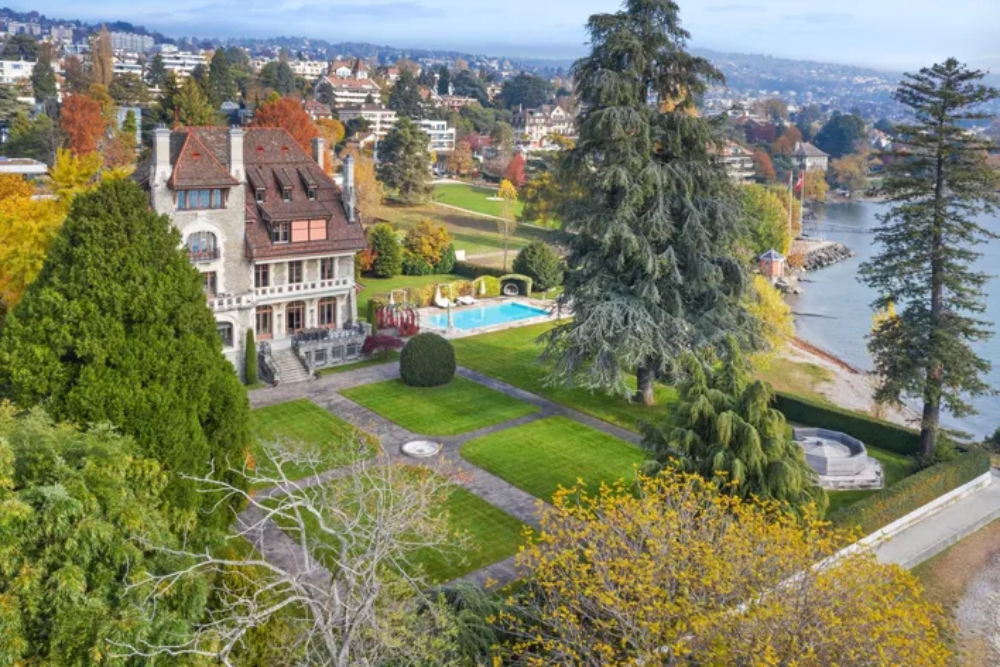 A Culinary Delight with Stunning Views in Pully