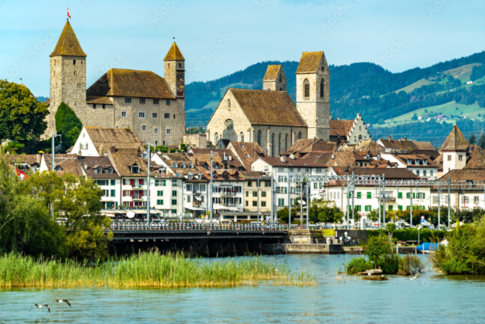A Gateway to Adventure and Scenic Beauty in Rapperswil-Jona