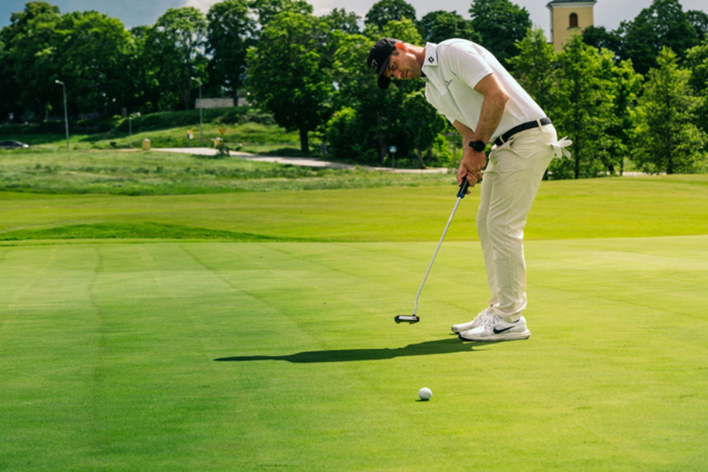 Golfing at Vidbynas Golf Club