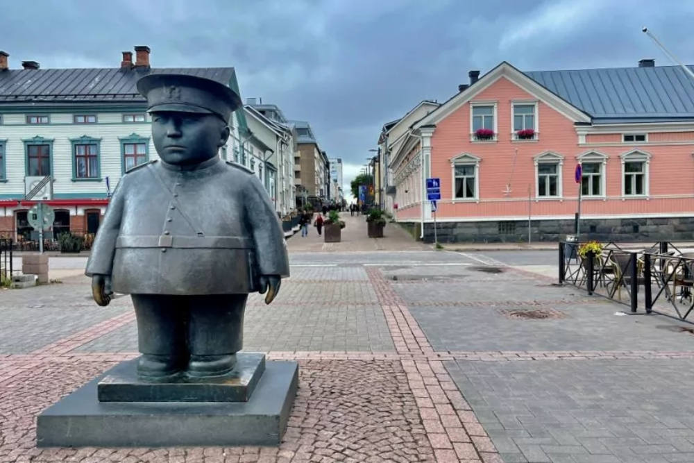 Toripolliisi Sculpture and Market Square